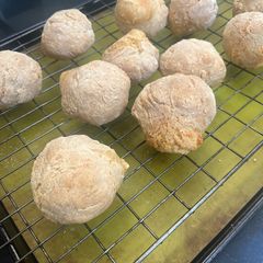 A picture of Pao de Quiejo.
