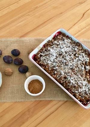 O poză a rețetei Crumble cu prune, nuci și scorțișoară.