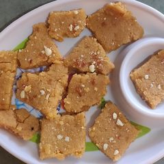 A picture of Gud papdi.