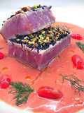 Tataki di Tonno con Gazpacho di Datterini, Granella di Pistacchi e Semi di Sesamo Tostati