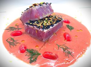 Foto di Tataki di Tonno con Gazpacho di Datterini, Granella di Pistacchi e Semi di Sesamo Tostati