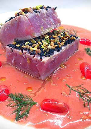 Foto di Tataki di Tonno con Gazpacho di Datterini, Granella di Pistacchi e Semi di Sesamo Tostati
