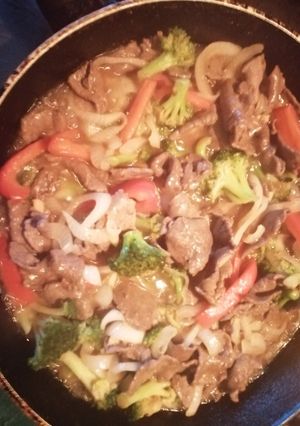 Una foto de Carne de res con brócoli