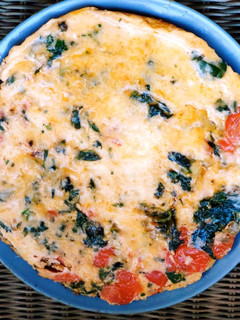 Una foto de Tortilla de tomate cherry, espinacas y parmesano