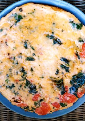 Una foto de Tortilla de tomate cherry, espinacas y parmesano