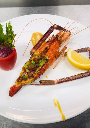 Hình của món Tôm càng xốt Hollandaise.