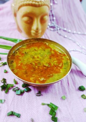 मूंग दाल विथ ग्रीन प्याज़ (moong dal with green pyaz recipe in Hindi) रेसिपी मुख्य फोटो