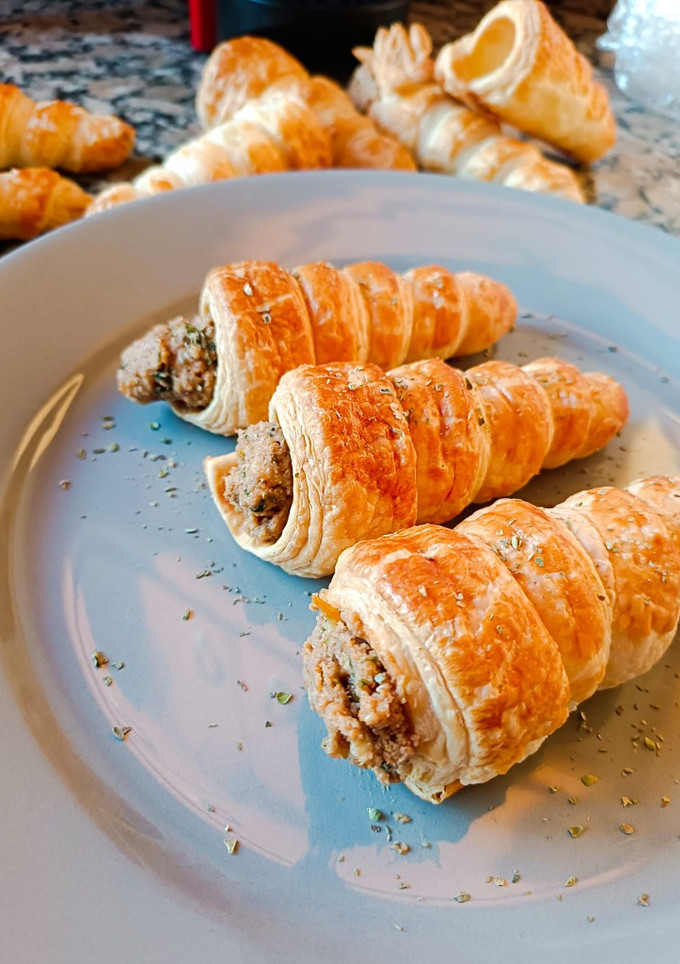 Una foto de Conos de hojaldre rellenos de carne albóndigas y pesto
