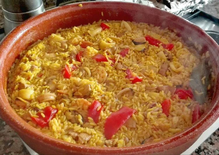 Paella de arroz vaporizado con marisco y pollo