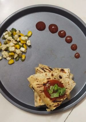 રોટી પનીર કેસેડિયા(Roti Paneer Quesadilla Recipe In Gujarati) રેસીપી મુખ્ય ફોટો