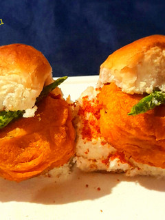 वड़ा पाव (Vada Pav recipe in Hindi) रेसिपी मुख्य फोटो
