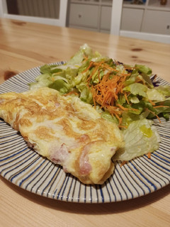 Una foto de Tortilla francesa con jamón y ensalada (cena saludable en 10 minutos)