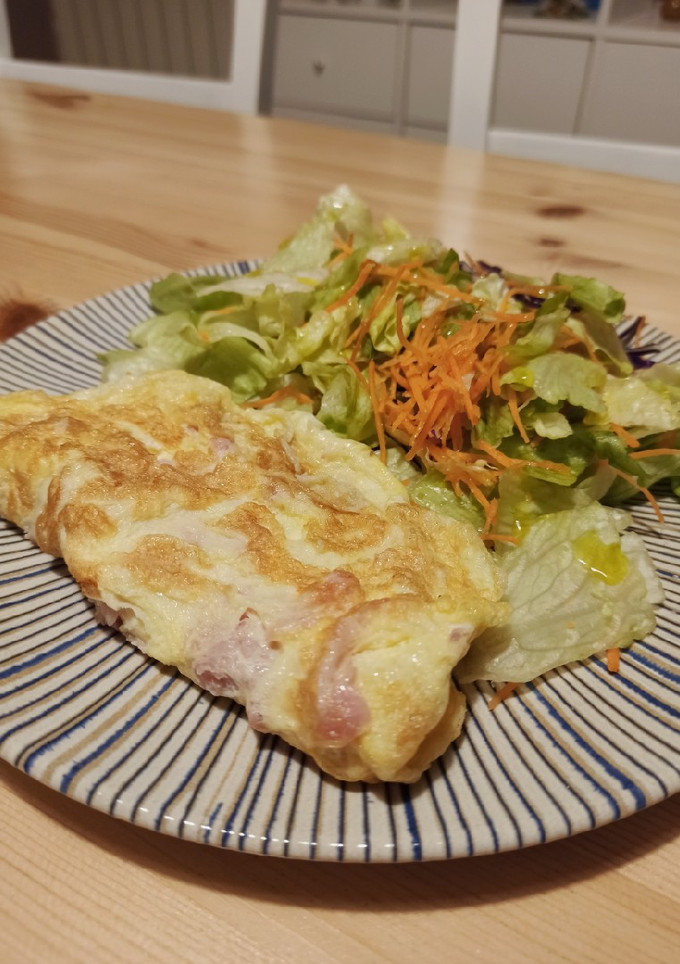 Una foto de Tortilla francesa con jamón y ensalada (cena saludable en 10 minutos)