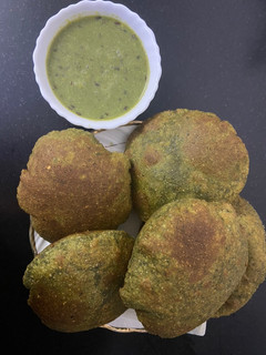 बथुआ पूरी और बथुआ रायता (Bathua puri aur bathua raita recipe in hindi) रेसिपी मुख्य फोटो