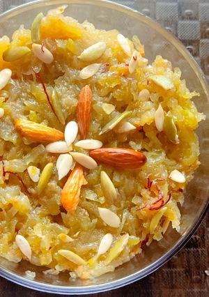 दुधी हलवा (dudhi halva recipe in marathi) रेसिपी चे मुख्य फोटो 