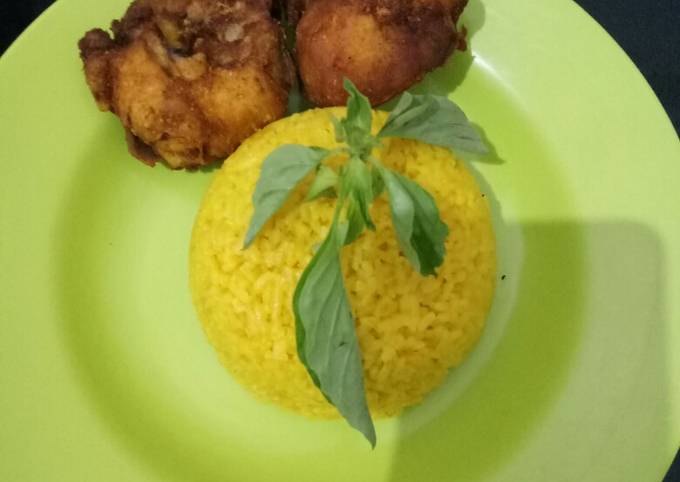 Nasi kuning ayam goreng kilat