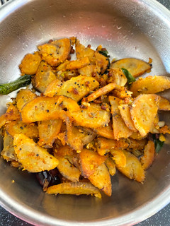 வாழைக்காய் பொரியல் (vaalai kaai poriyal recipe in tamil) செய்முறை முக்கிய புகைப்படம்