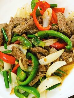Hình của món Thịt bò xào ớt chuông.