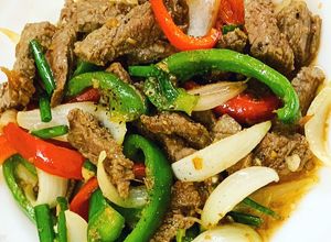 Hình của món Thịt bò xào ớt chuông.