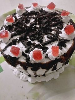 व्हाइट फॉरेस्ट केक (white forest cake recipe in hindi) रेसिपी मुख्य फोटो