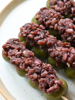 Una foto de Dango con el anko (つぶあん団子) / Dulce japonés🍡
