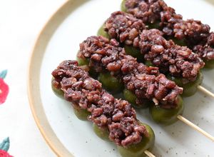 Una foto de Dango con el anko (つぶあん団子) / Dulce japonés🍡