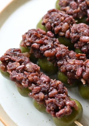 Una foto de Dango con el anko (つぶあん団子) / Dulce japonés🍡