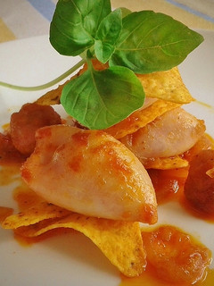 Una foto de Chipirones rellenos de sobrasada con albóndigas de pollo