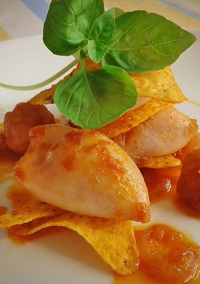 Una foto de Chipirones rellenos de sobrasada con albóndigas de pollo