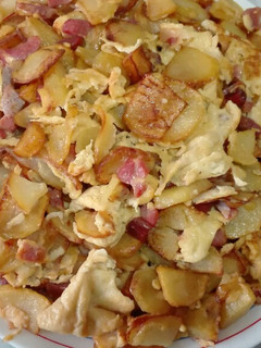 Una foto de Revuelto grande de patatas y jamón serrano