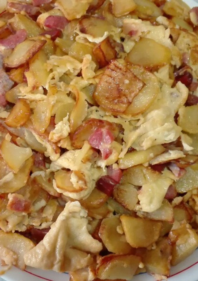 Una foto de Revuelto grande de patatas y jamón serrano