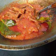 A picture of Rendang daging sapi.