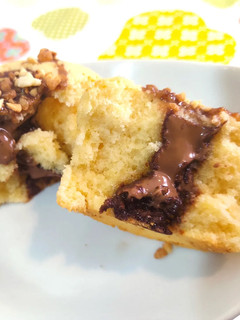 Una foto de Muffins de yogurt de Vainilla rellenos de chocolate