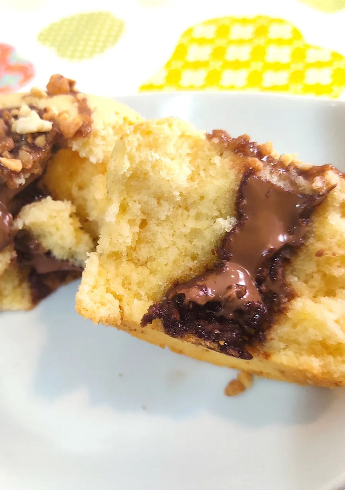 Una foto de Muffins de yogurt de Vainilla rellenos de chocolate