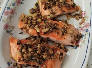 Una foto de Salmón con champiñones y mandarina