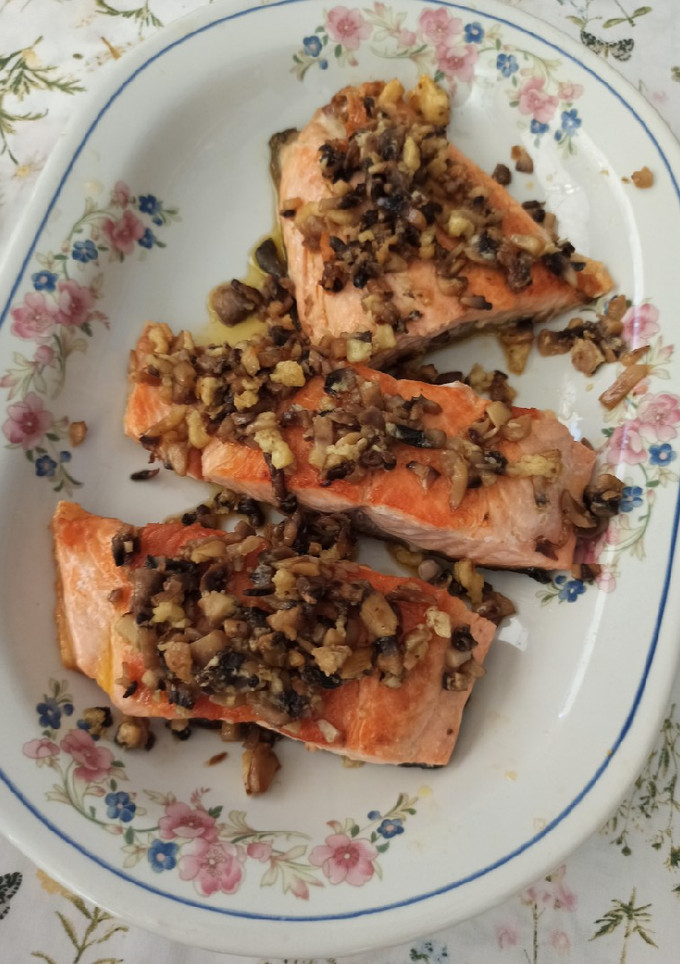 Una foto de Salmón con champiñones y mandarina