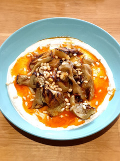 Una foto de Berenjena asada con yogur y cacahuete