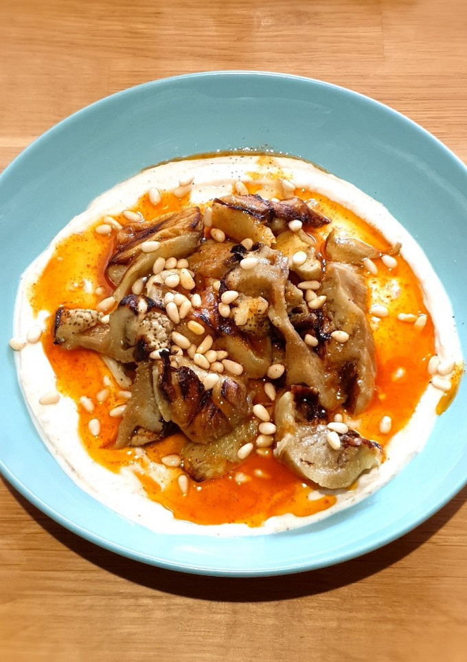 Una foto de Berenjena asada con yogur y cacahuete
