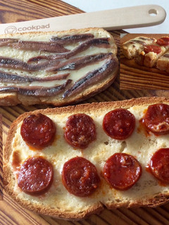 Una foto de Tostas de chorizo picante y anchoas con leche condensada 🍞🐖🐟