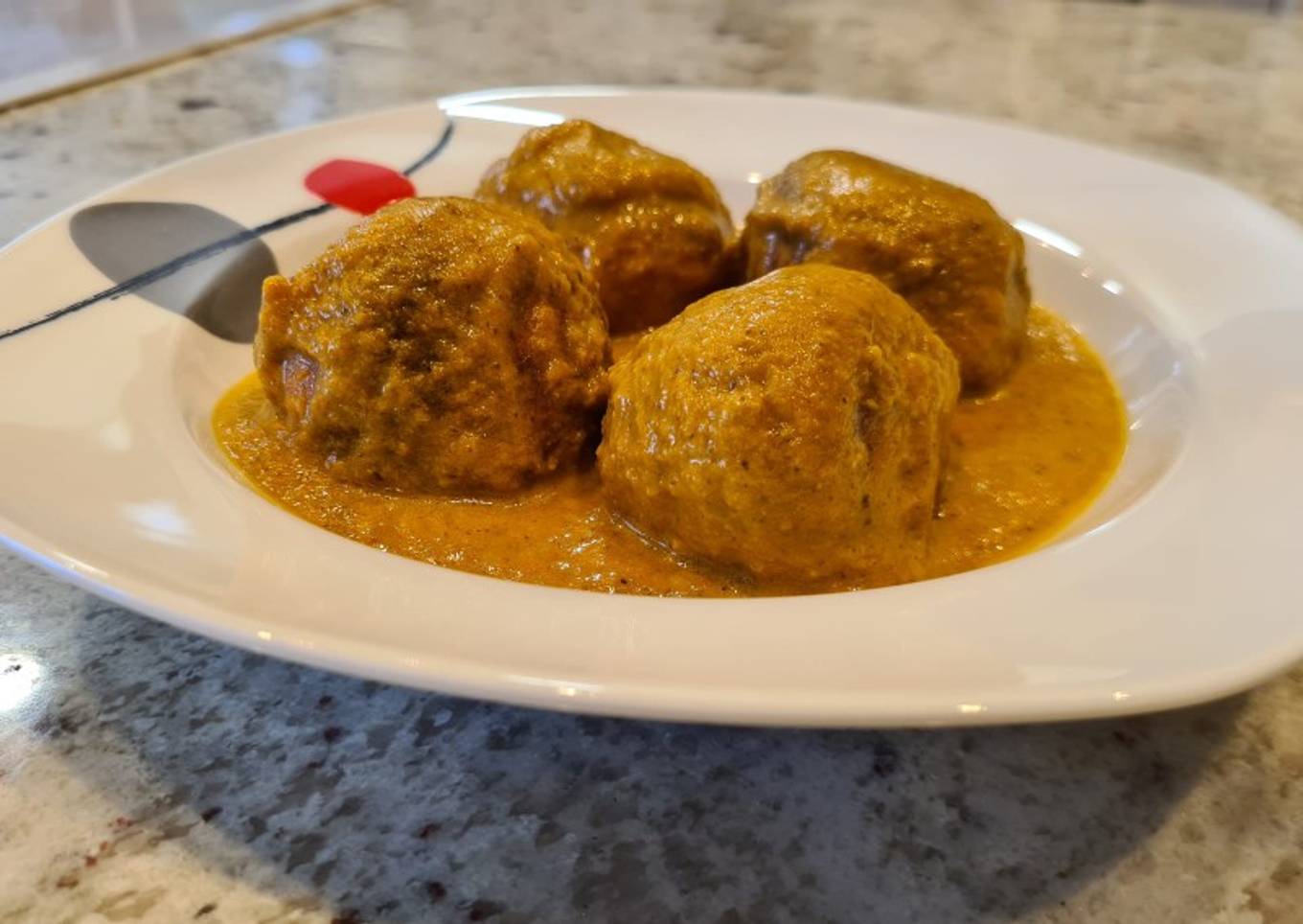 Albóndigas de pollo en salsa de zanahorias y champiñones