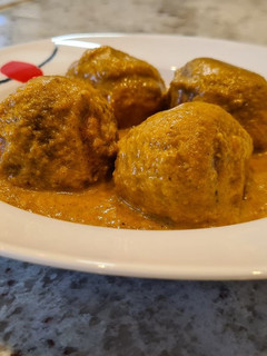 Una foto de Albóndigas de pollo en salsa de zanahorias y champiñones