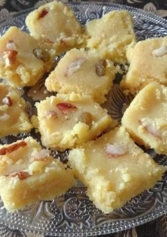 नारियल की बर्फी (nariyal ki barfi recipe in hindi) रेसिपी मुख्य फोटो