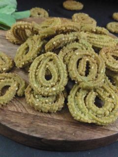 ग्रीन चकली (Green chakli recipe in Hindi) रेसिपी मुख्य फोटो
