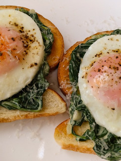 A picture of Florentine eggs on toast.