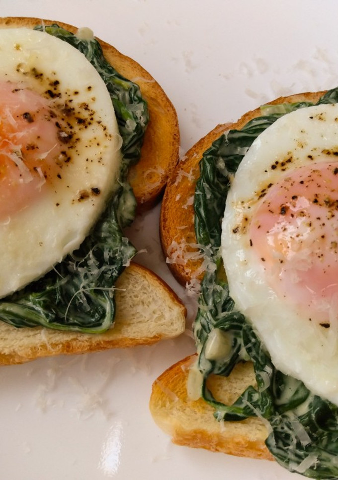 A picture of Florentine eggs on toast.
