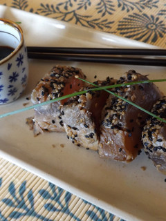 Una foto de Atún tataki