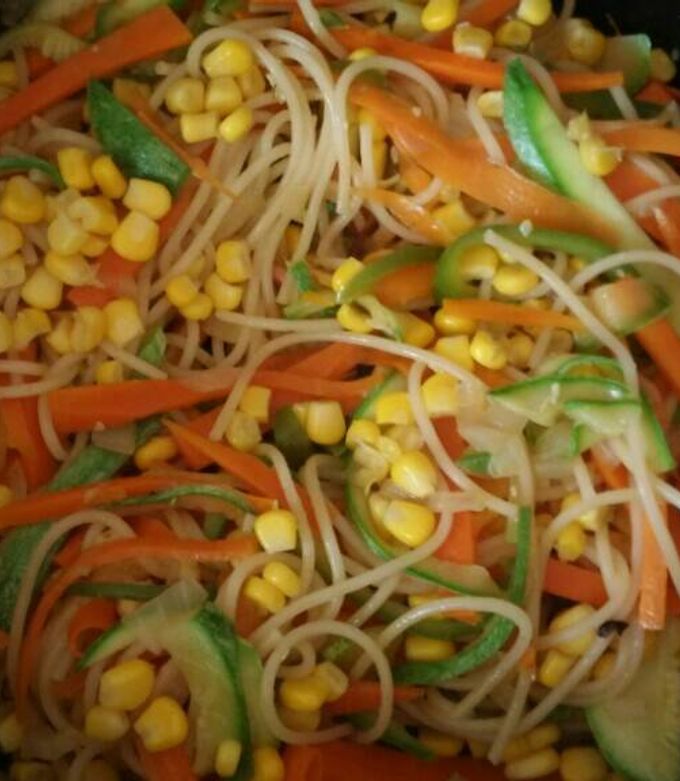 Una foto de Pasta con verduras salteadas