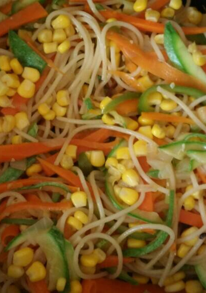 Una foto de Pasta con verduras salteadas