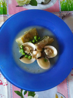 Una foto de Alcachofas con almejas y gambas en salsa verde