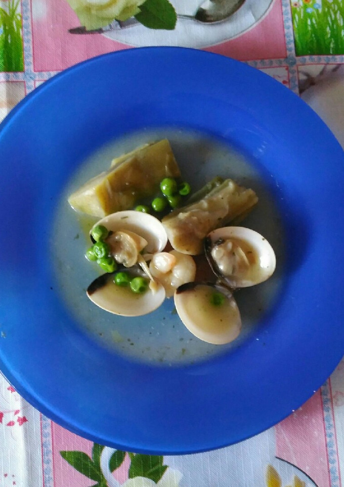 Una foto de Alcachofas con almejas y gambas en salsa verde